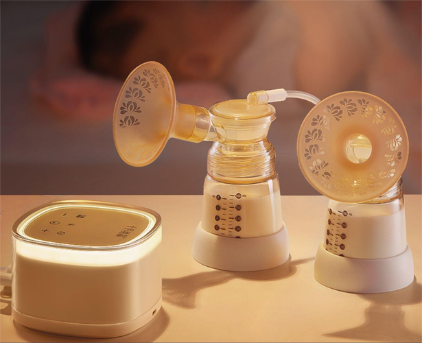 深夜妈妈使用双边电动吸奶器场景