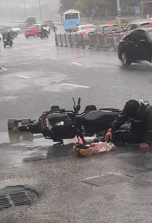 雨天外卖骑手摔倒路面现场图