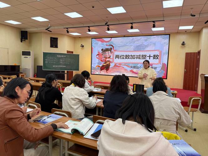 教师围绕数字教育资源共享进行集体备课讨论