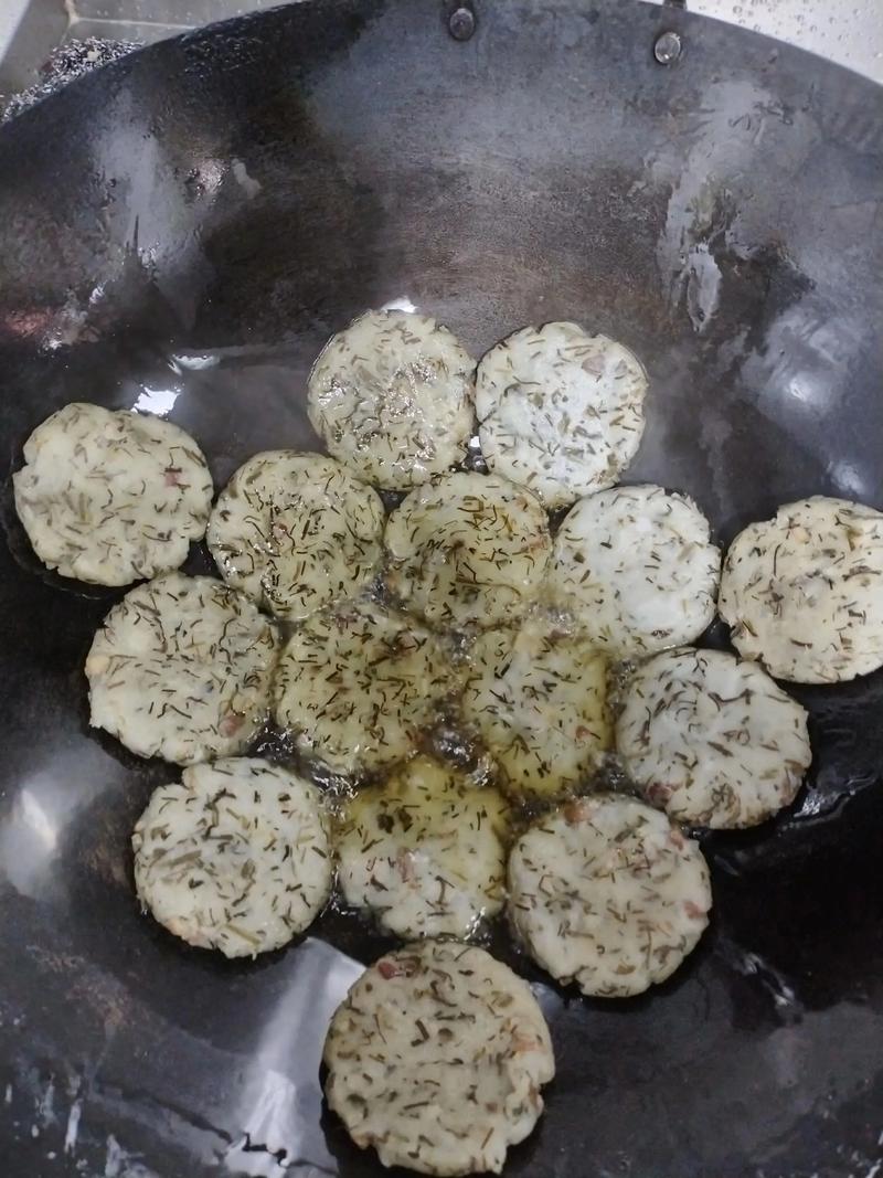 山脚下的米粑，要就着小蒜吃