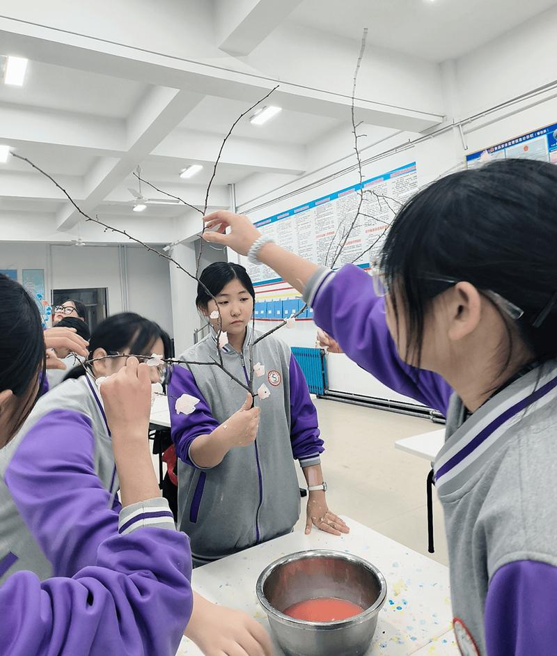 周老师课堂上学生围着暖气片做探究实验