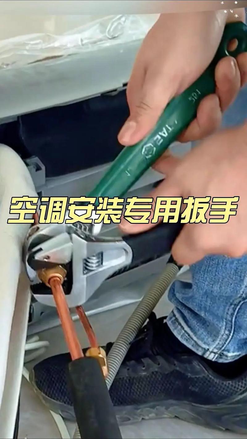 汽车维修厂扭力扳手拧空调高低压管路接口操作实拍
