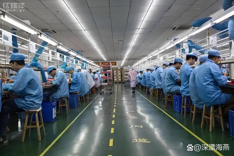 工业厂区清晨工人换岗场景