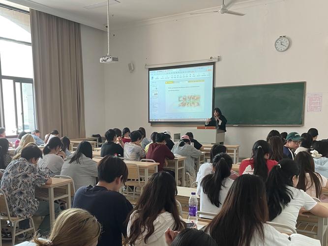 大学新媒体专业学生课堂实践场景
