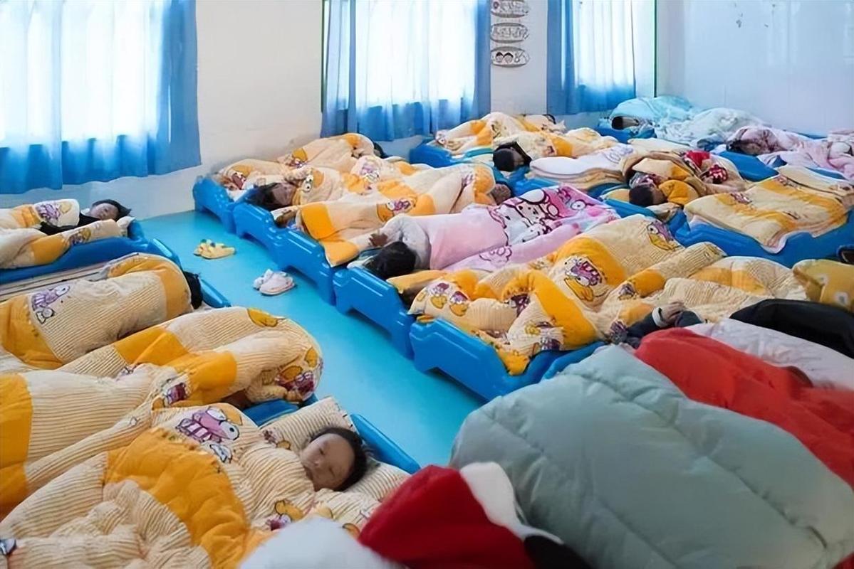 三岁宝宝在幼儿园小床午睡场景