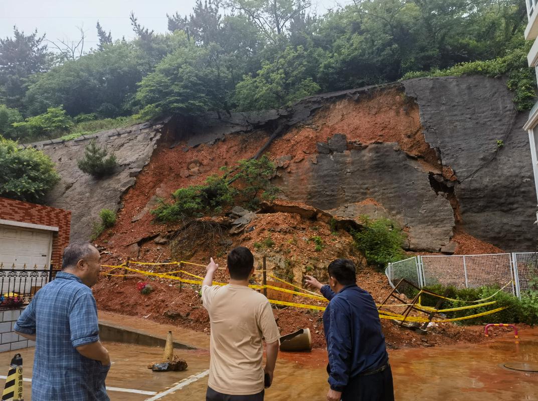 川藏线硬支护边坡暴雨后垮塌现场图