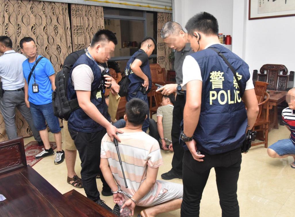 警方抓捕套路贷犯罪团伙现场照片