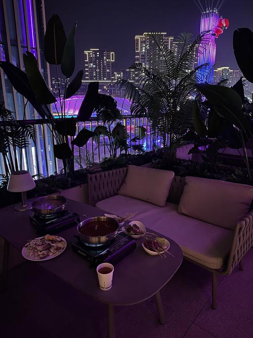 昏暗灯光下虚假精致的网红餐厅