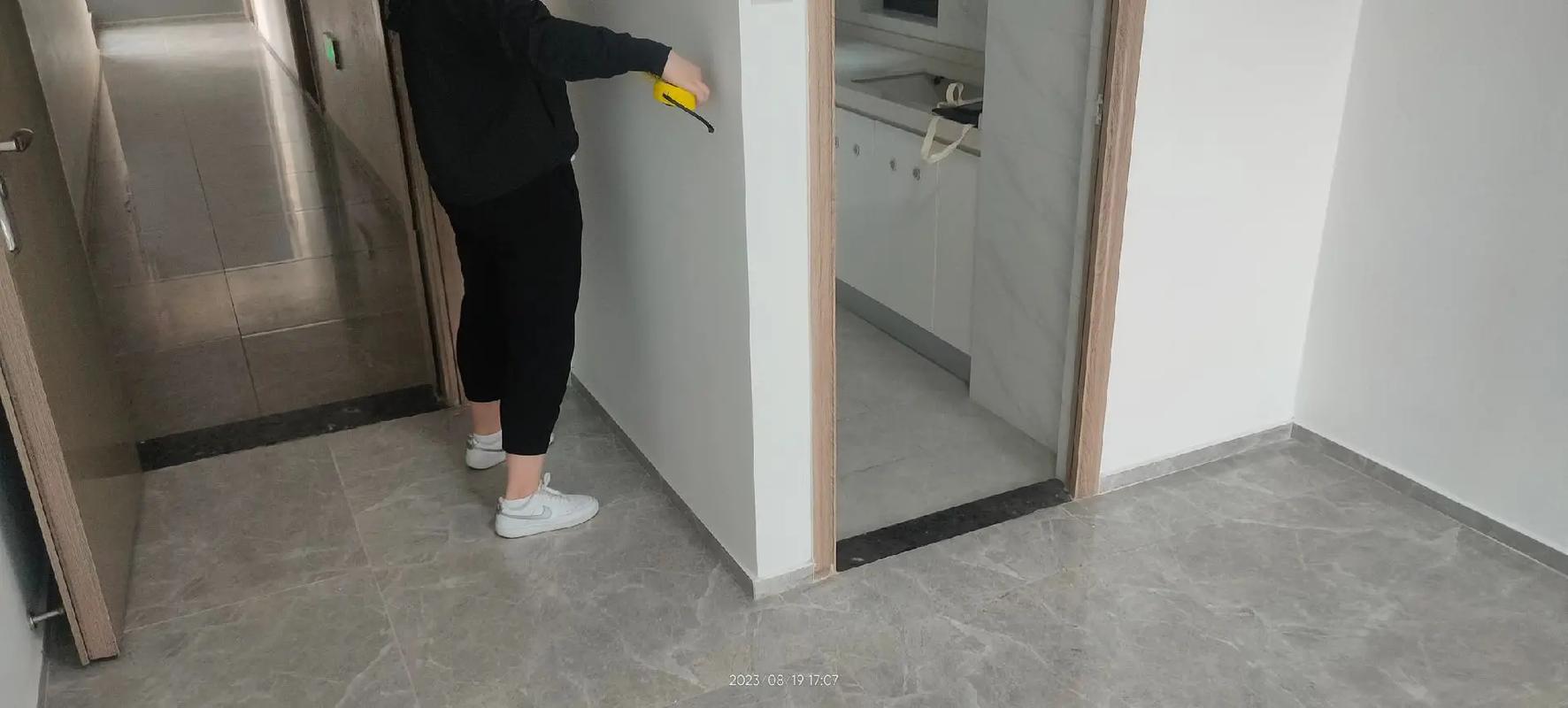 零售装上门测量墙面尺寸实景