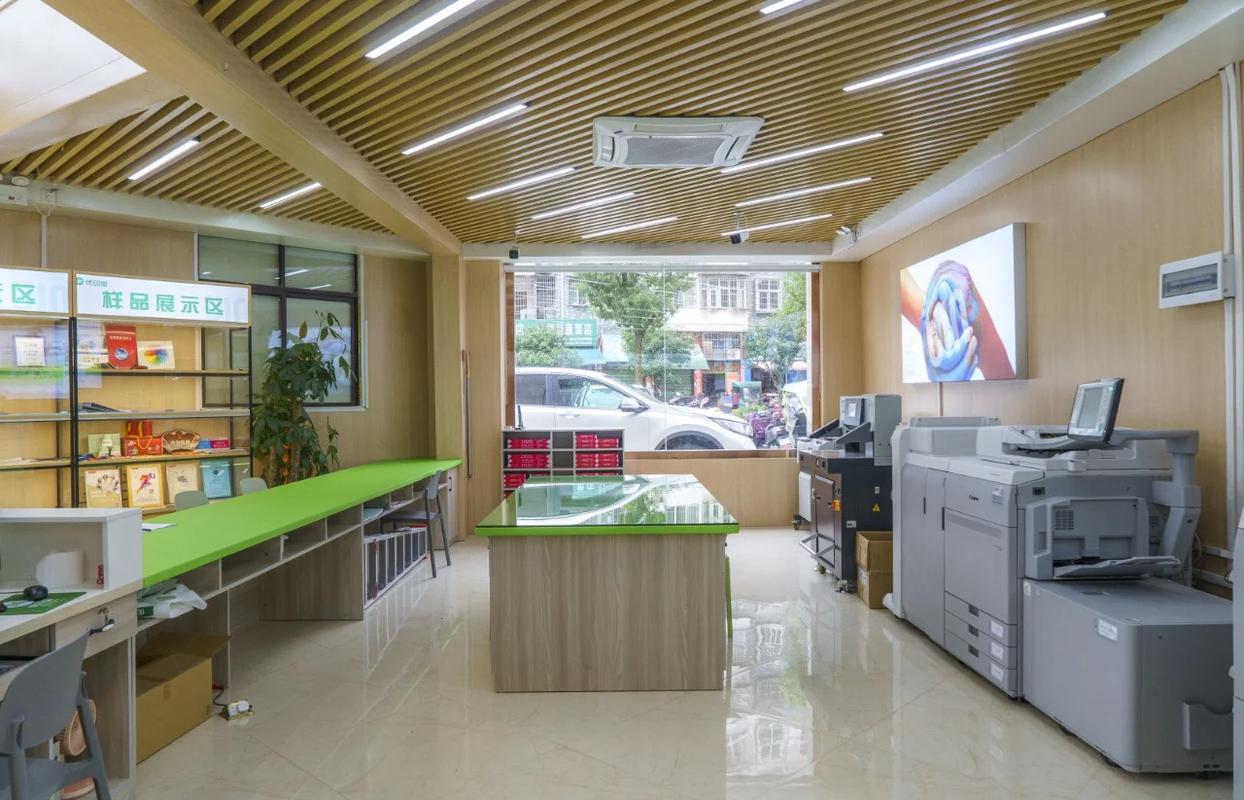 线下小县城图文店用AI做设计的工作场景