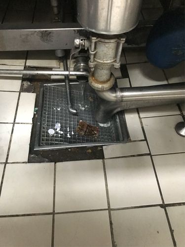 食品厂车间地面储料罐漏料粘脚场景