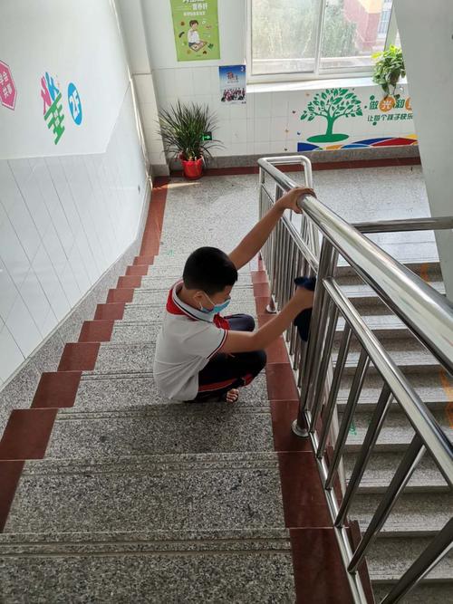 中小学校长走廊蹲修扶手实拍场景