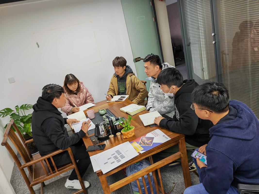 三人合伙创业商谈有限责任公司注册场景