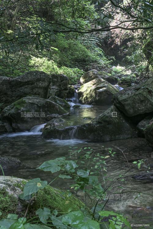 湖北南漳龙王冲村峡谷溪流