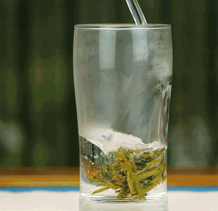 透明玻璃壶冲泡龙井茶叶舒展动态