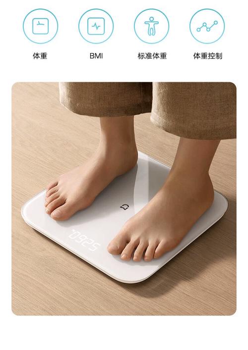 清晨卧室门口赤脚站米白色电子体重秤