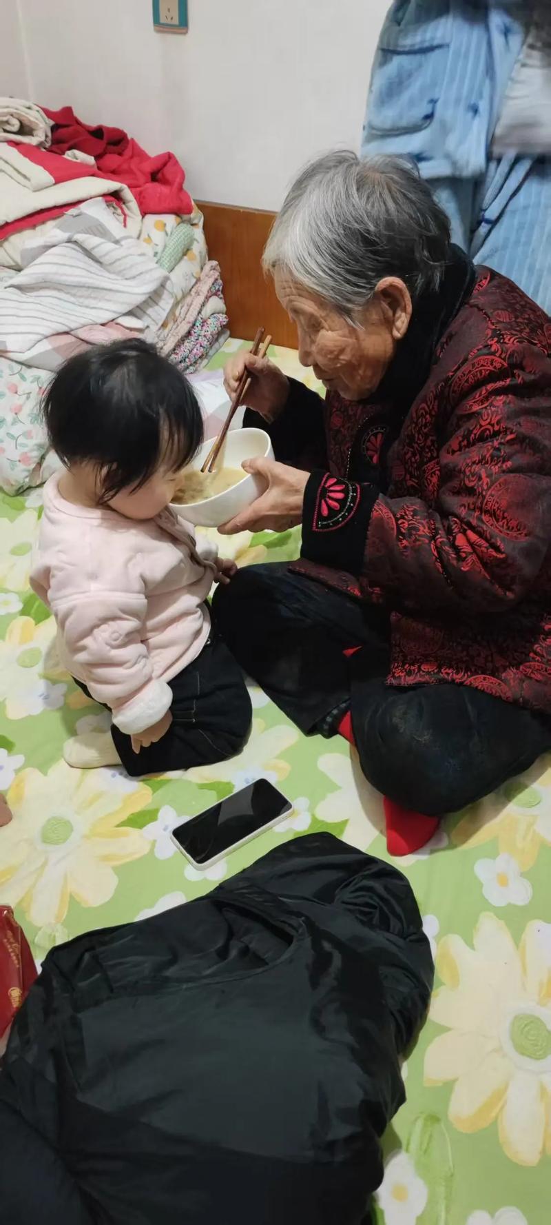 小区户外老人追着幼儿喂饭实拍场景