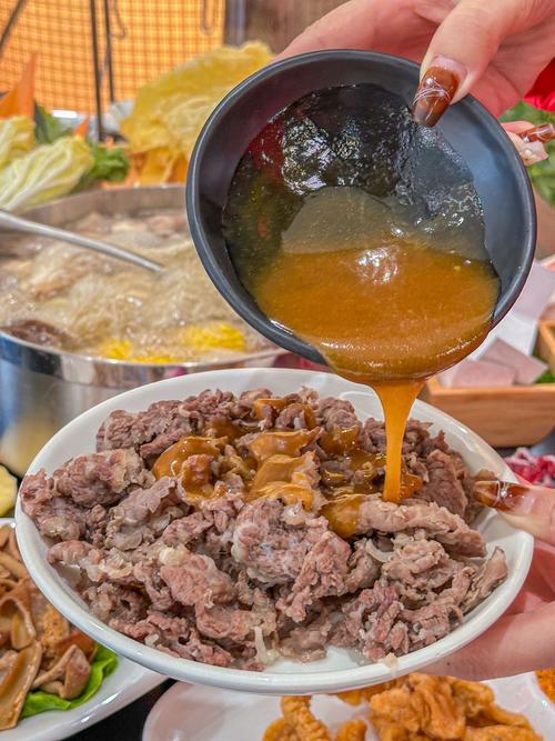 潮汕牛肉火锅沙茶酱蘸肉特写