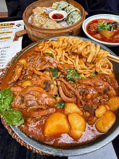 粗瓷盘装的南漳干炒鸡配手工宽面