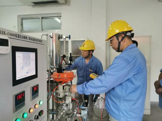 工业自动化工程师调试智能工业仪表