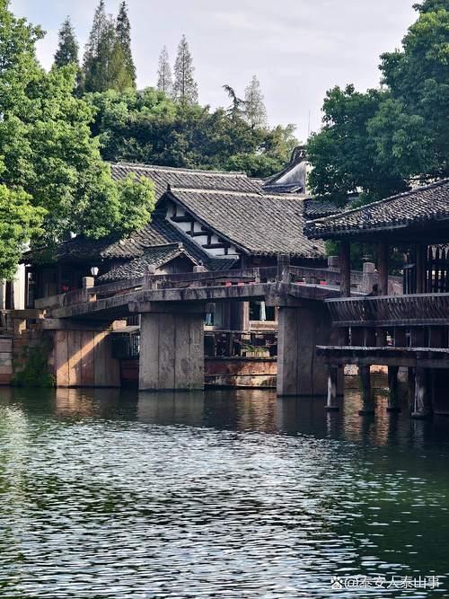 乌镇西栅入口石桥水景