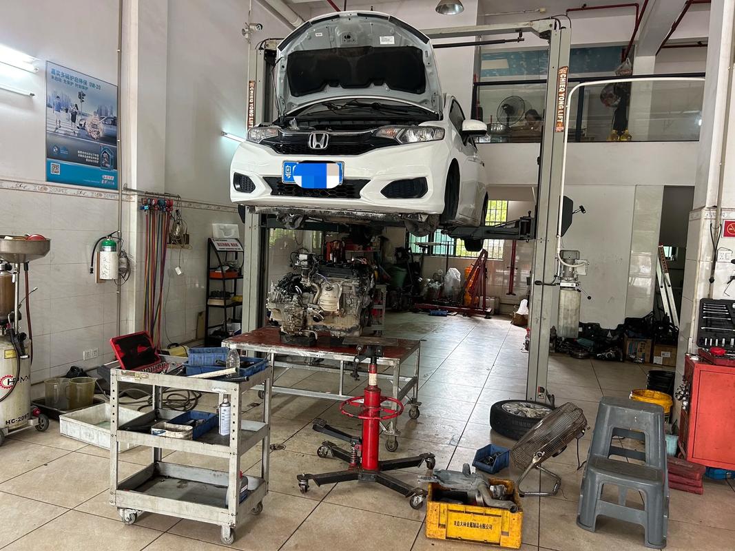 父子在工厂操作台前共同拆装小发动机