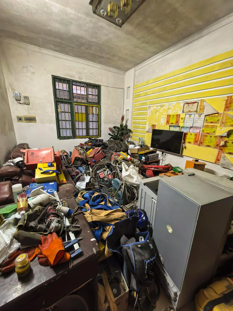 工厂工具间混乱摆放与丢失情况实拍