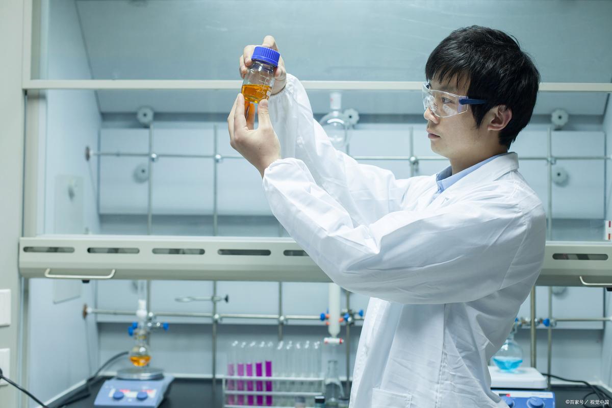 科学家在实验室对比实验数据场景