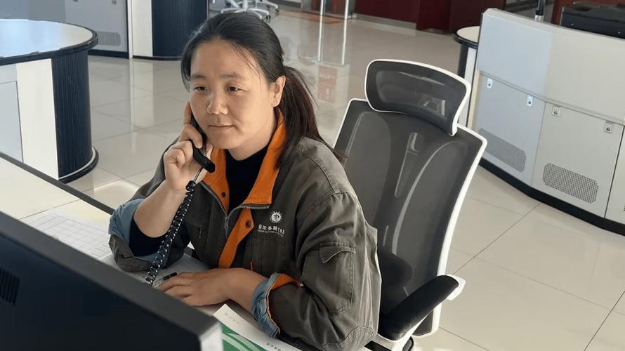 穿工装的妈妈在工业办公区给娃打视频电话的截图