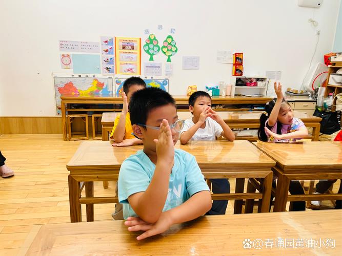 一个小男孩勇敢举手回答课堂问题