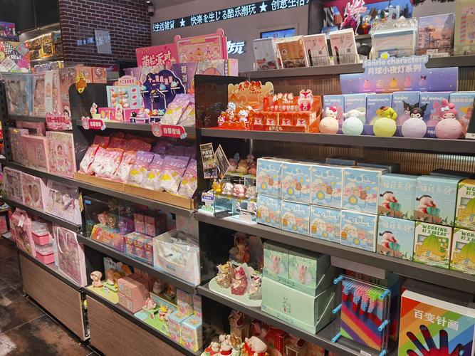 便利店货架上摆放的多品类盲盒商品实拍