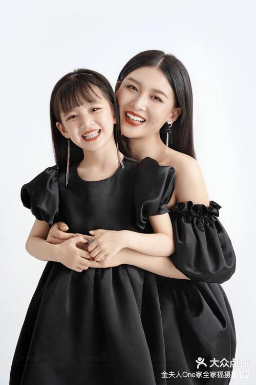 家长和孩子一起整理明星周边合影