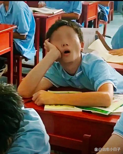大学早八课堂学生打哈欠特写