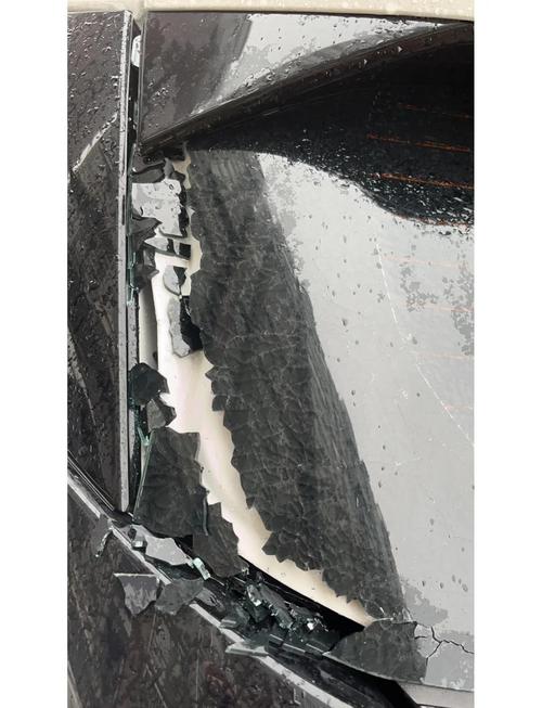 劣质钢化玻璃自爆后窗框残骸特写