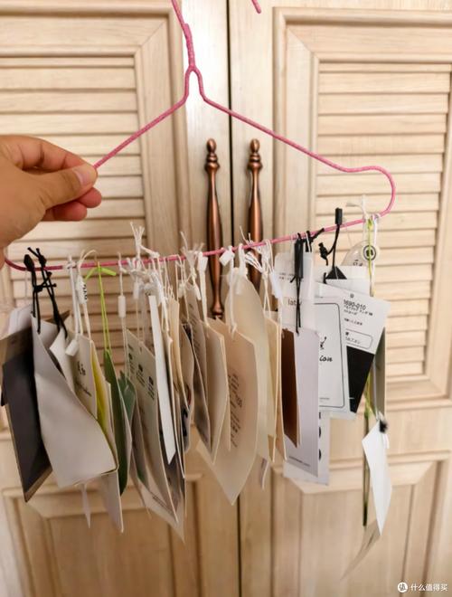 试穿后拆下的衣服吊牌摆放实拍