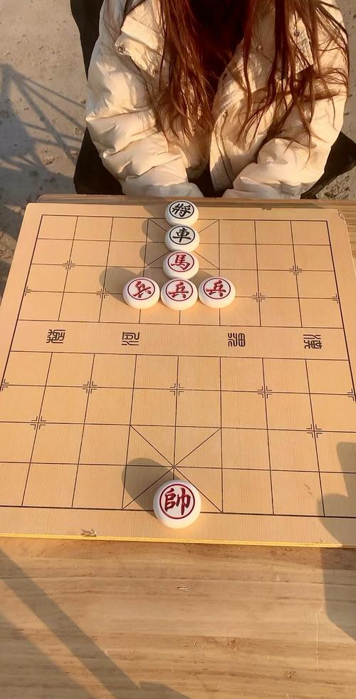 深夜咖啡馆窗口的象棋残局特写
