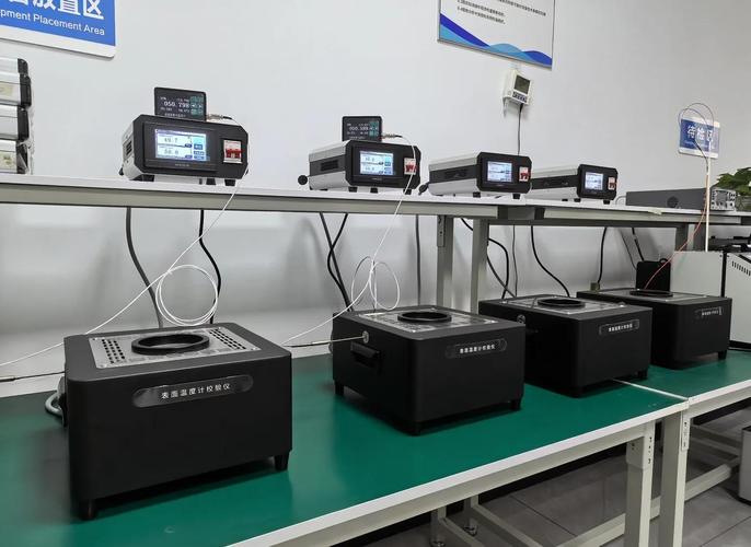 工业现场便携温度校验仪校准作业图