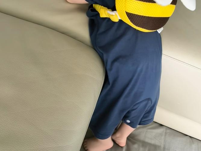 9月龄宝宝自然扶沙发站立实拍