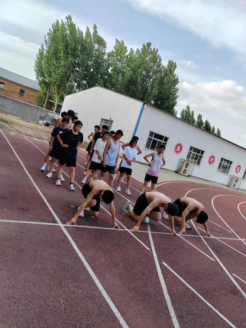 中学生体考耐力跑疲惫瞬间
