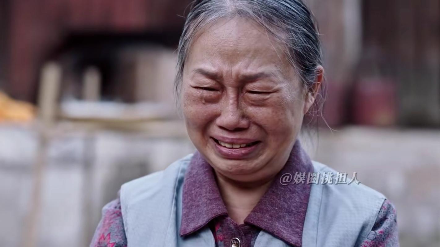 那个蹲在普法摊门口哭的妈妈