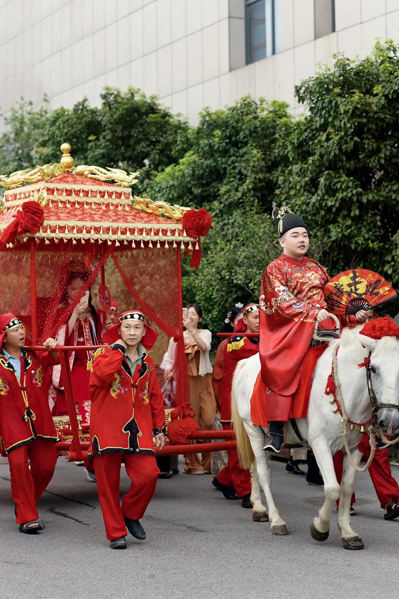 古代新娘回门乘坐轿子场景复原图