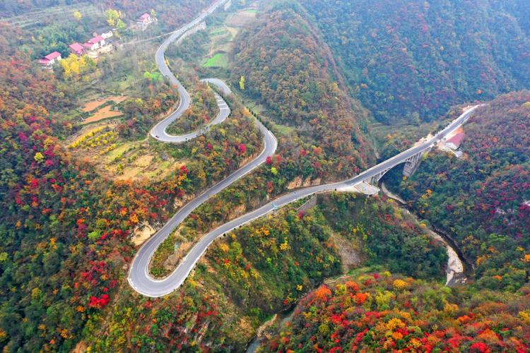 湖北南漳九华山盘山公路景观