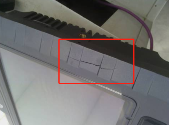 注塑成型车间开裂塑料次品实拍