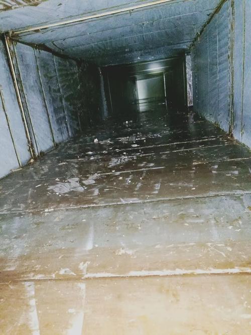 通风管道内部堆积金属粉尘油泥实景