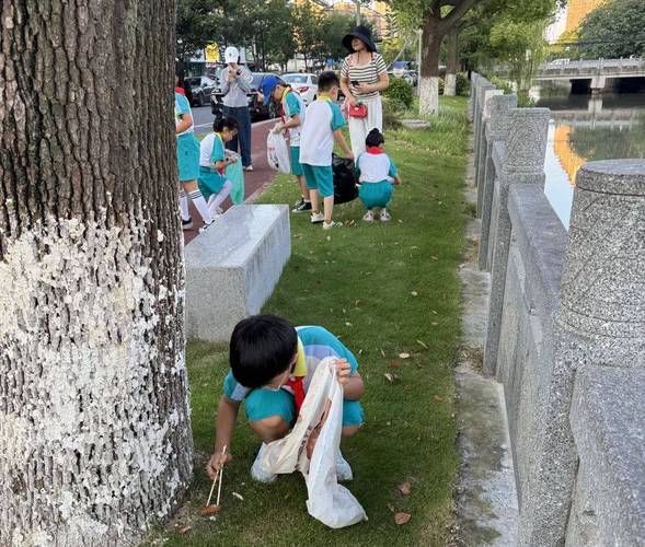 小学生生态文明教育捡垃圾形式化