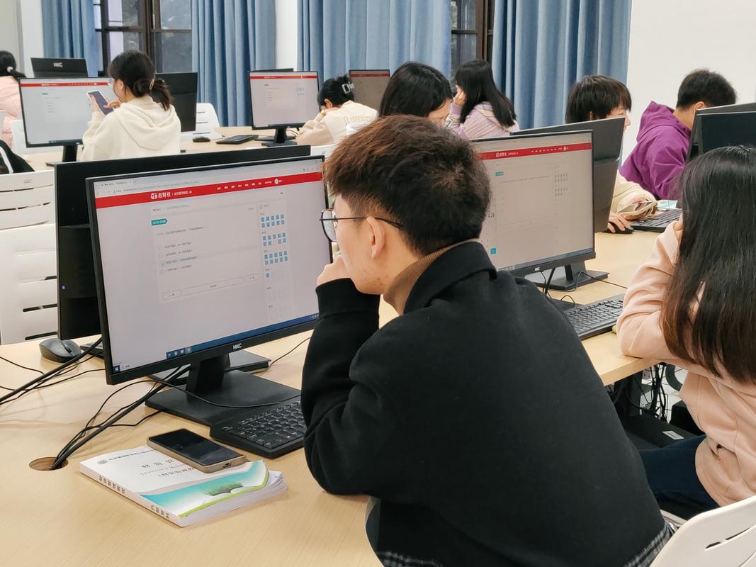 大学生自学职场技能实操学习场景图