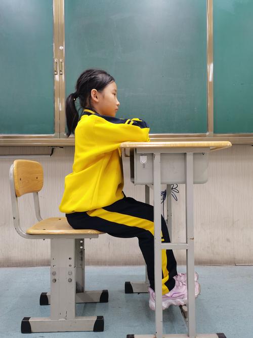 小学教学楼转角蹲坐的孩子背影