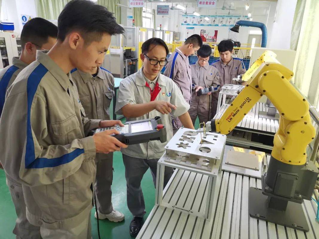 工业托管服务工程师现场校准机床操作实拍