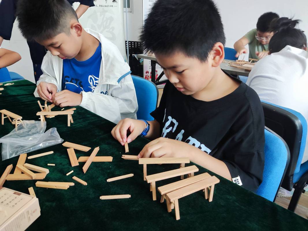 青少年木工坊动手制作场景