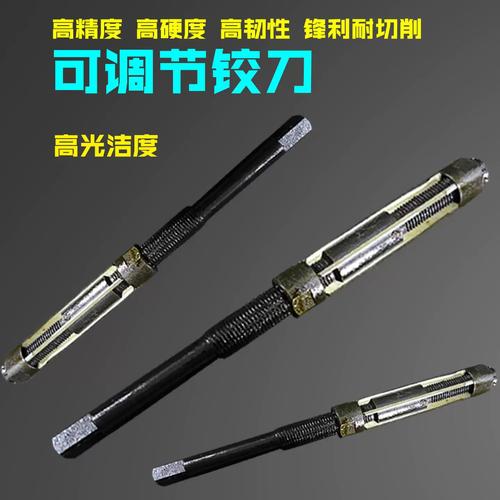 机加工车间工人手持可调式铰刀测量孔径